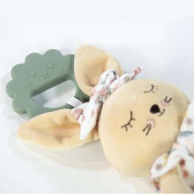 Mordedor em silicone verde e peluche em forma de coelho bege com laço florido