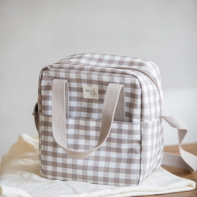 Mala quadrada xadrez bege e branco com alças de tecido em madeira