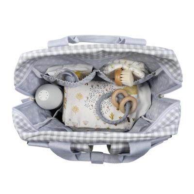 Bolsa de bebé aberta com conteúdo organizado, vista superior.