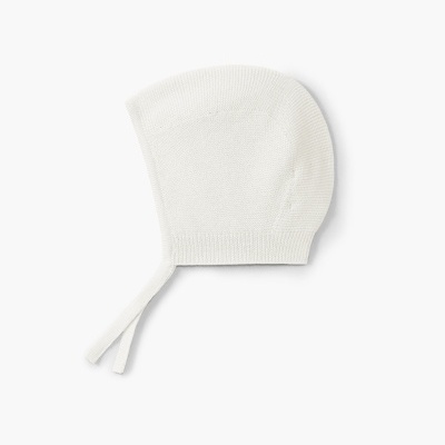 Gorro de bebé branco tricotado com fitas para amarrar