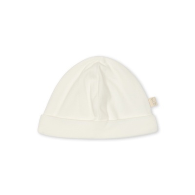 Gorro branco para bebé com aba dobrada e etiqueta pequena bege