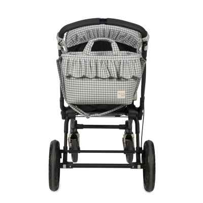 Carrinho de bebé cinzento vichy visto de trás