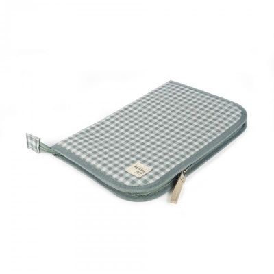 Estojo xadrez verde e branco com fecho de correr e etiqueta na frente