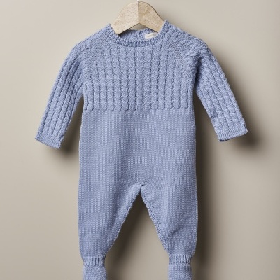 Macacão de bebé azul claro de malha com padrão texturizado na parte superior