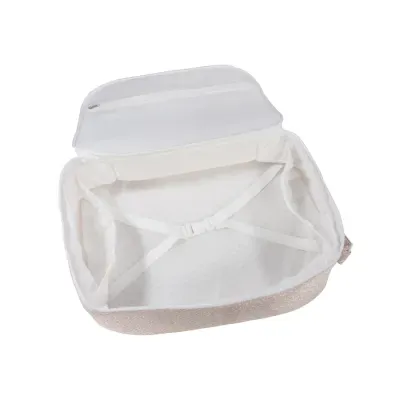 Mala de viagem aberta com interior branco e exterior bege com padrão