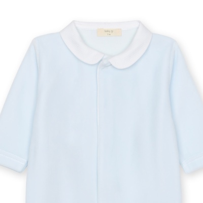 Body bebé azul claro com gola branca e etiqueta baby gi 1 m