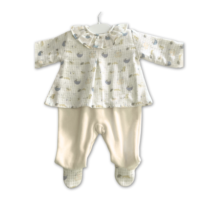 Conjunto de roupa de bebé com camisola padrão patinhos e calças creme com pé