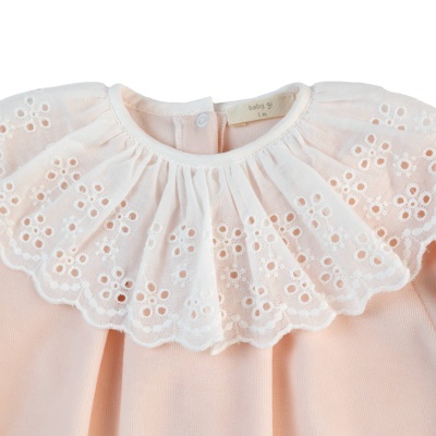 Blusa de bebé rosa com gola branca bordada floral