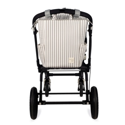 Carrinho de bebé cinza claro com riscas verticais, estrutura preta e rodas grandes visto de trás