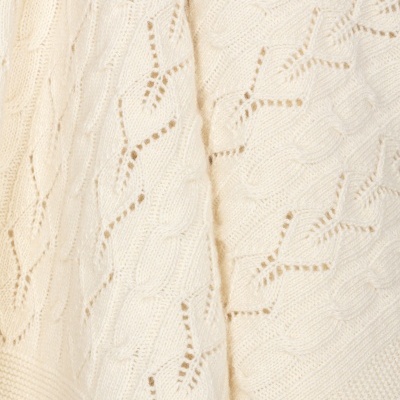 Top de malha creme com padrões de tricot geométricos e texturas em relevo