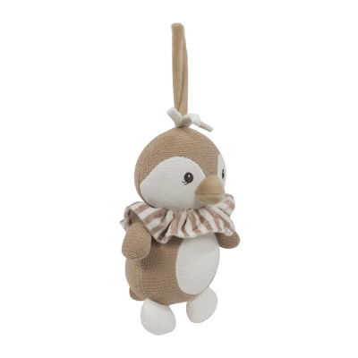 Pelúcia de pinguim castanho e branco com colar listrado e laço para pendurar