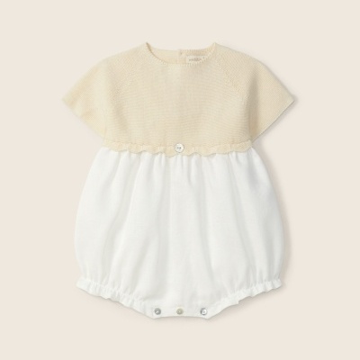 Macacão de bebé bicolor em malha bege e tecido branco com botões