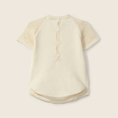 Camisola de malha creme com botões na parte de trás e mangas em malha aberta