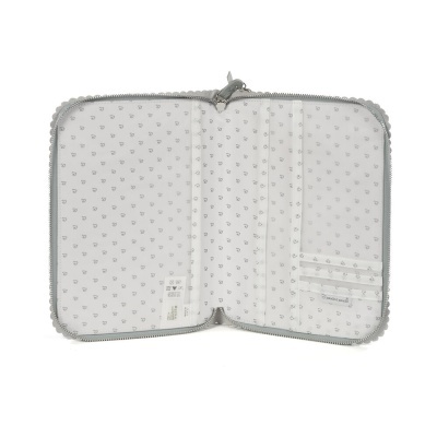Carteira ou porta documentos branco com padrão de corações cinzentos aberto