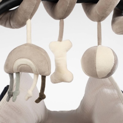 Brinquedo pendurado para bebé com formas de peluche bege, castanho e cinza