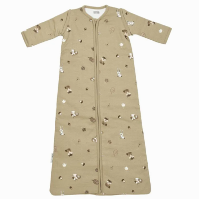 Saco de dormir bege para bebé com padrão de animais e fecho zip frontal