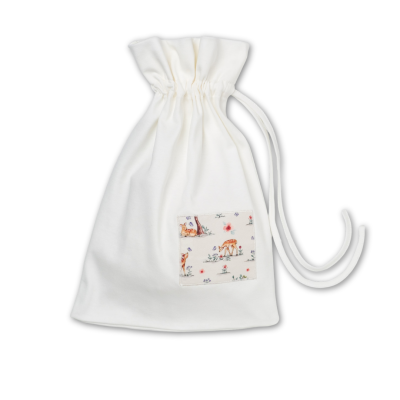 Saco branco com bolso decorativo com padrão de veado e flores.