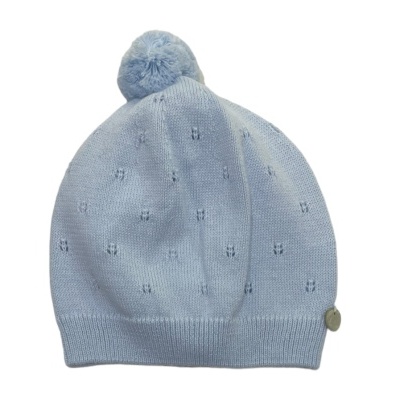 Gorro de malha azul claro com pompom e padrão decorativo