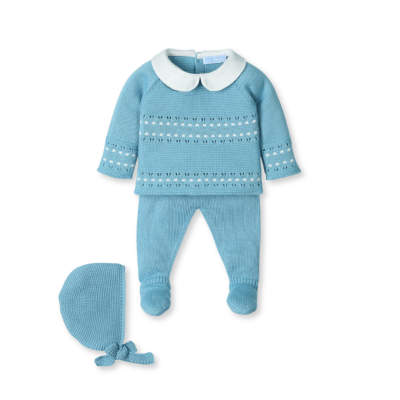 Conjunto de roupa de bebé azul clara em malha com gola branca e gorro