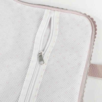 Bolsa organizadora branca de malha com fecho e contorno rosa claro