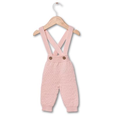 Calças rosa para criança com alças cruzadas e botões de madeira