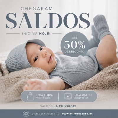 Bebé vestido com roupa de malha cinza deitado sobre cobertor bege com texto de promoção de saldos