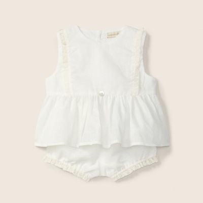 Conjunto branco de bebé com blusa sem mangas e calções com folho.