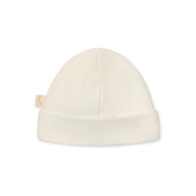 Gorro branco de tecido com dobra e etiqueta bege na lateral