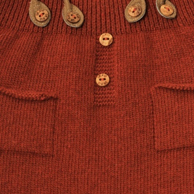 Cardigan malha ferrugem com botões de madeira e bolsos frontais