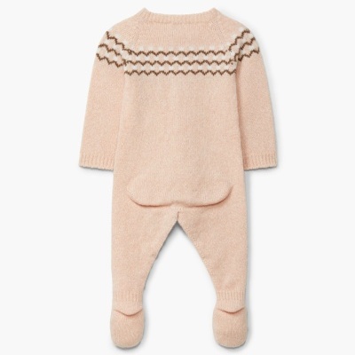 Pijama de bebé rosa em malha com padrão geométrico castanho e branco na parte superior