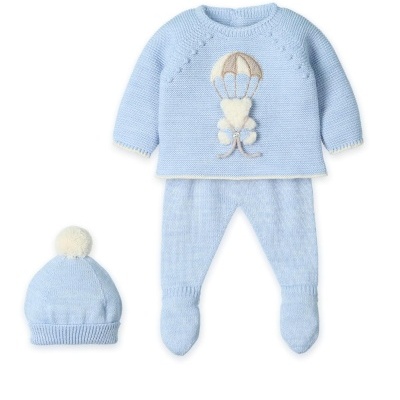 Conjunto de roupa de bebé azul com casaco, calças e gorro com pompom
