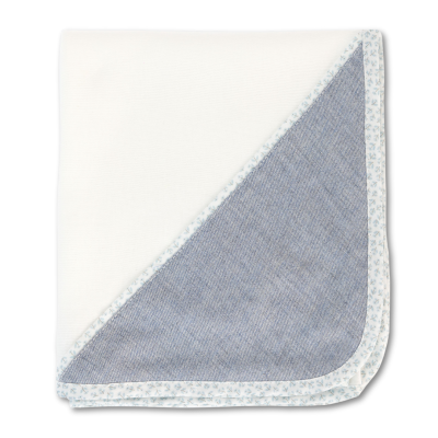 Manta dupla face branca e azul com padrão floral na borda