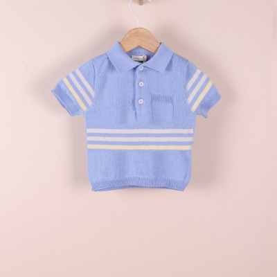 Camisola polo azul clara de criança com riscas e bolso, pendurada num cabide de madeira