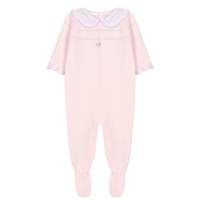 Macacão de bebé rosa claro com gola branca bordada lilás e botões grandes