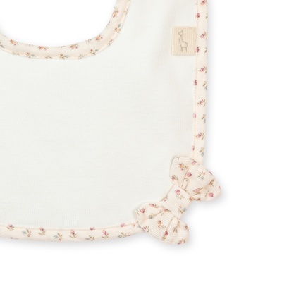 Babete branco com bordas florais e laços decorativos
