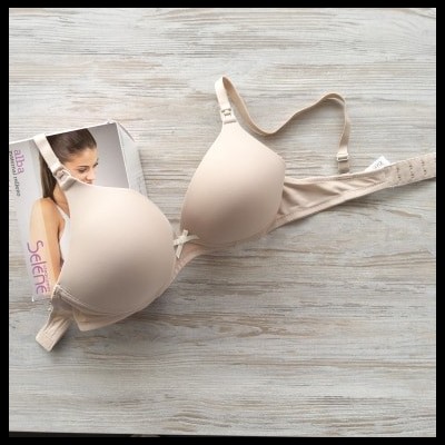 Soutien bege com copas moldadas e embalagem com imagem de mulher