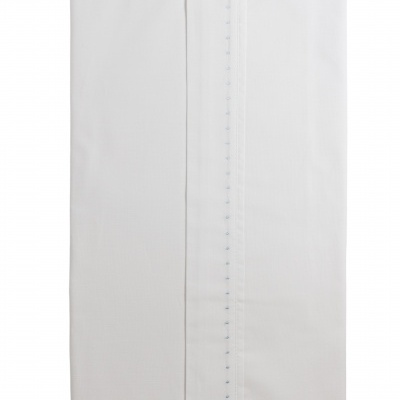 Lençol branco com numeração e costura vertical decorativa