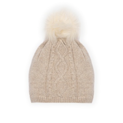 Gorro bege de malha com padrão de trança e pompom creme.