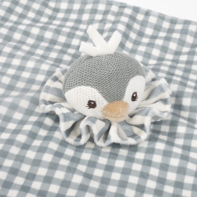 Manta de bebé xadrez cinza com cabeça de pinguim de tricô