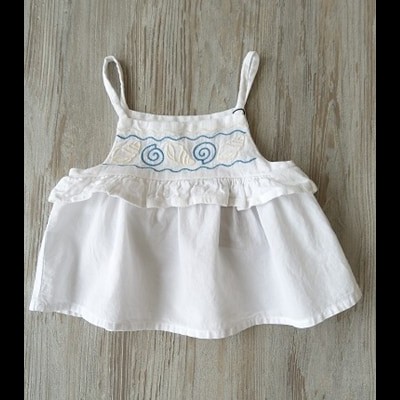 Camisola branca de alças com bordado azul e bege, tecido leve