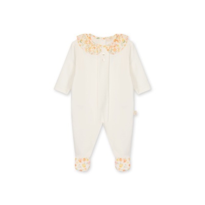 Macacão branco para bebé com gola e pés estampados de frutas.