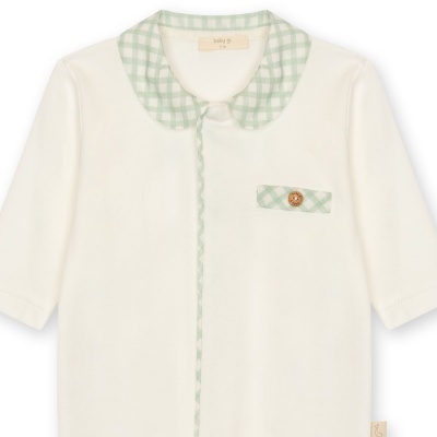 T-shirt cremosa para bebé com gola xadrez verde claro e botão de madeira