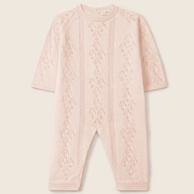 Macacão de malha cor-de-rosa claro com padrão tricot e mangas curtas.