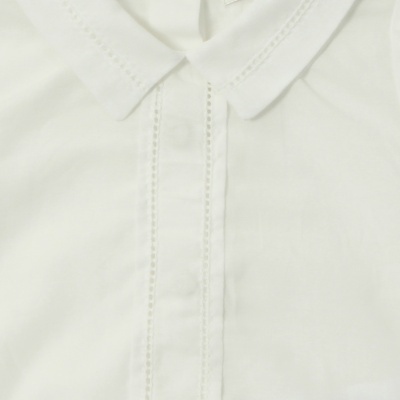 Camisa branca com gola clássica e botões frontais