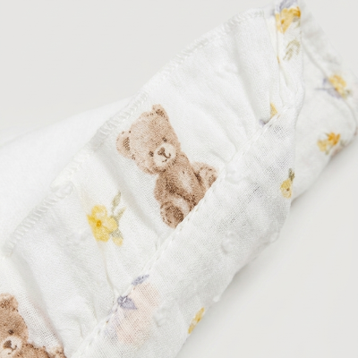 Tecido branco com padrão de ursinhos castanhos e flores amarelas
