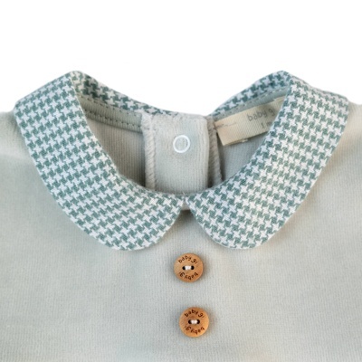 Pelele azul claro para bebé com gola pied-de-poule e botões de madeira