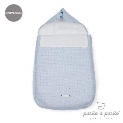 Saco de bebé azul claro com pontos pequenos e capuz acolchoado branco