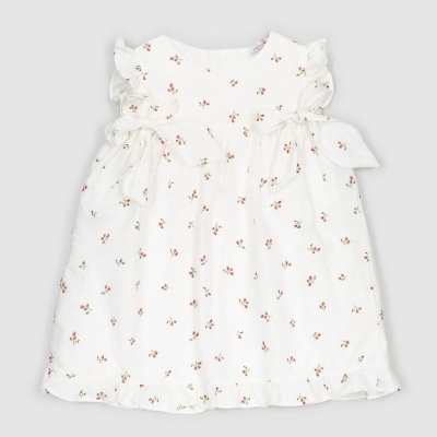 Vestido branco de bebé com pequenas flores cor-de-rosa e verdes e folhos