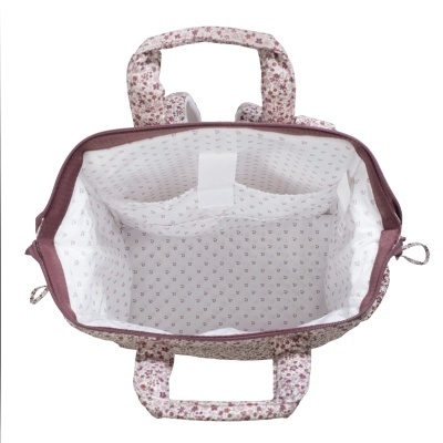 Interior de mochila com padrão floral e fecho roxo