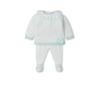 Conjunto de roupa para bebé em malha branca com detalhes azuis claros